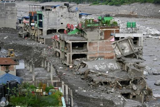 Selon les derniers bilans officiels, la catastrophe a fait plus de 1.300 morts et quelque 5.000 disparus au Népal — Prakash MATHEMA / AFP
