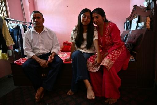 Santoshi Dotel (au centre) et ses parents, Raj Kumar Dotel (à gauche) and Durga Dotel, dans leur maison à Trishuli Bazar, Népal, le 5 septembre 2026 — Pedro PARDO / AFP