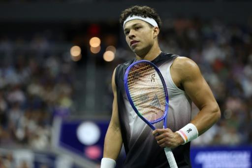 Shelton acaba con Tsitsipas y desafiará al "sobrehumano" Alcaraz