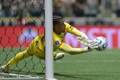 El portero de Atletico Mineiro, Gabriel Delfim, ataja uno de sus tres penales frente al Santos el 16 de setiembre de 2026 en partido de vuelta de cuartos de final de la Copa Sudamericana jugado en Belo Horizonte — DOUGLAS MAGNO / AFP