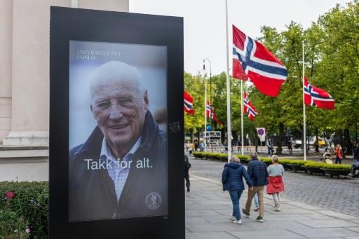 "Merci pour tout": un portrait du défunt roi Harald V de Norvège affiché par l'Université d'Oslo, le 8 septembre 2026 — Jonathan NACKSTRAND / AFP