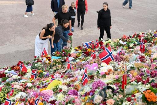 Un mémorial improvisé devant le Palais royal d'Oslo avant les funérailles du roi Harald V, le 8 septembre 2026 — Nicolas TUCAT / AFP