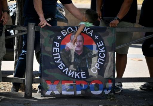 Un portrait du défunt chef militaire serbe de Bosnie Ratko Mladić lors d'une commémoration militaire en son honneur à la Maison de l'armée serbe, à Belgrade, le 5 septembre 2026 en Serbie — OLIVER BUNIC / AFP