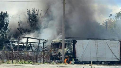 Unos bomberos intentan sofocar un incendio tras un ataque ruso con misiles en Kiev en la madrugada del 8 de septiembre de 2026 — Vladislav Musienko / AFP