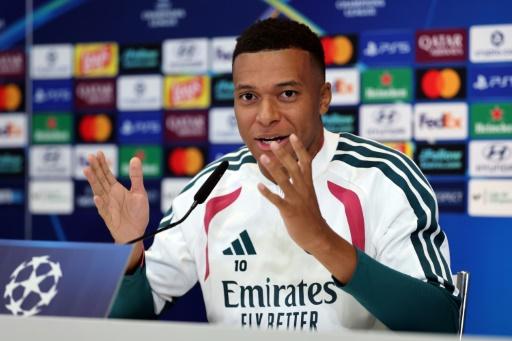 Foot: "c'est peut-être la bonne année pour gagner le Ballon d'Or", estime Mbappé