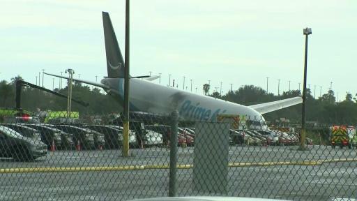 Avião de carga sai da pista, atinge veículos e deixa cinco mortos em Miami