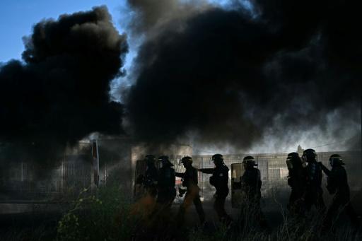 Des CRS interviennent pour lever le blocage par des pêcheurs du dépôt pétrolier de Frontignan, près de Sète, le 16 septembre 2026 — Gabriel BOUYS / AFP