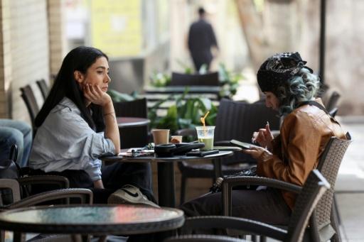 Des jeunes femmes à la terrasse d'un café à Téhéran, le 21 avril 2026 en Iran — - / AFP