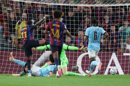Rampant Raphinha bags brace as Barcelona rout Feyenoord