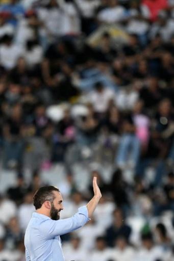 O presidente de El Salvador, Nayib Bukele, saúda apoiadores durante evento com estudantes no estádio "El Mágico" González em San Salvador, em 23 de agosto de 2026 — MARVIN RECINOS / AFP