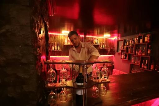 Un barman prépare des cocktails alcoolisées dans un bar de Qamichli, dans le nord-est de la Syrie, le 18 août 2026 — Delil SOULEIMAN / AFP