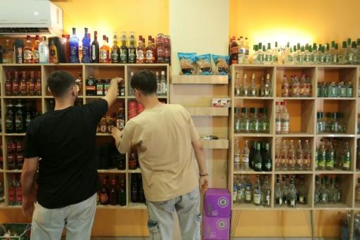 Des clients regardent des bouteilles d'alcool en vente dans un magasin de Qamichli, ville kurde du nord-est de la Syrie, le 18 août 2026 — Delil SOULEIMAN / AFP