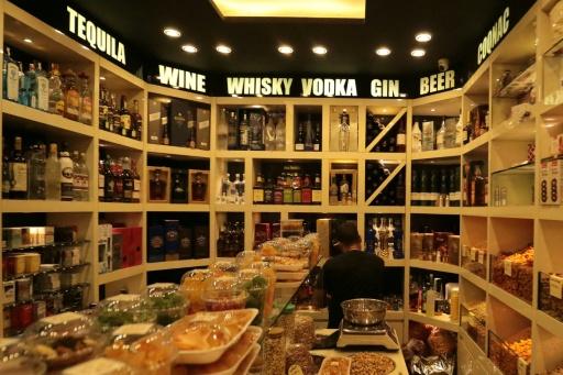 Des bouteilles d'alcool en vente dans une boutique de Qamichli, ville kurde du nord-est de la Syrie, le 18 août 202 — Delil SOULEIMAN / AFP