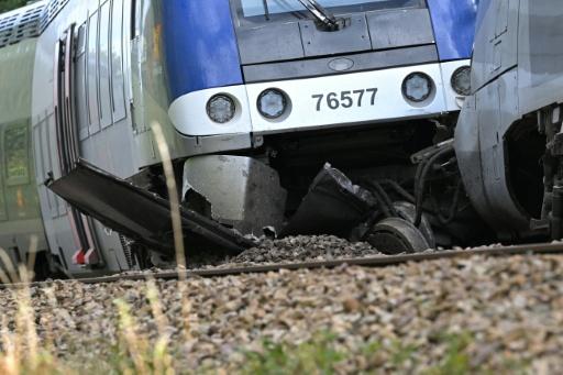 Photo du TER qui a déraillé faisant 44 blessés à Cléon, en Seine-Maritime, le 12 septembre 2026 — Guillaume SALIGOT / AFP