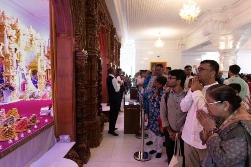 Des fidèles hindous prient après la cérémonie de consécration du temple hindou de la BAPS (Bochasanwasi Akshar Purushottam Swaminarayan Sanstha) à Bussy-Saint-Georges, en région parisienne, le 6 septembre 2026 — Kenzo TRIBOUILLARD / AFP