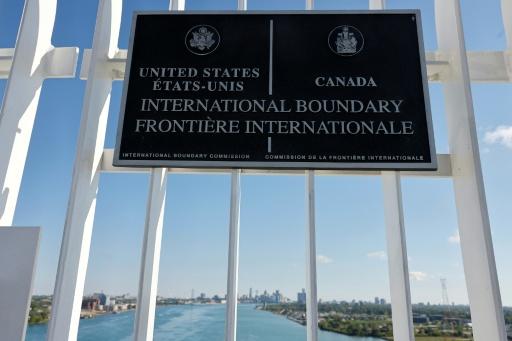 Un cartel marca la frontera entre EEUU y Canadá en el puente internacional Gordie Howe, que une la ciudad canadiense de Windsor y la estadounidense de Detroit, el 6 de septiembre de 2026 — Jeff Kowalsky / AFP