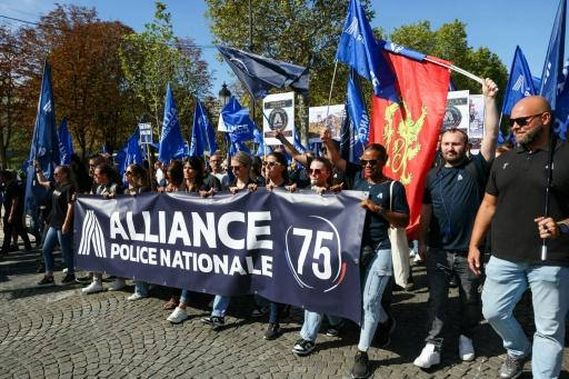 Salaires, conditions de travail, reconnaissance: les policiers d'Alliance manifestent à Paris