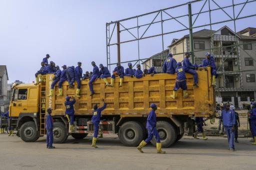 D'anciens "kulunas" (membres de gangs de jeunes), effectuant désormais leur service national, montent à bord d'un camion à Kinshasa, capitale de la République démocratique du Congo, le 1er septembre 2026 — GLODY MURHABAZI / AFP