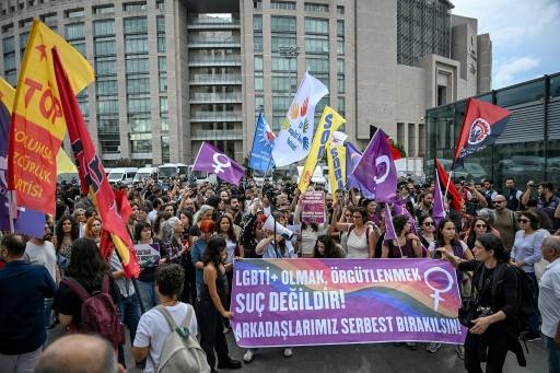 Turquia prende dezenas de manifestantes que protestavam contra a repressão LGBTQIA+