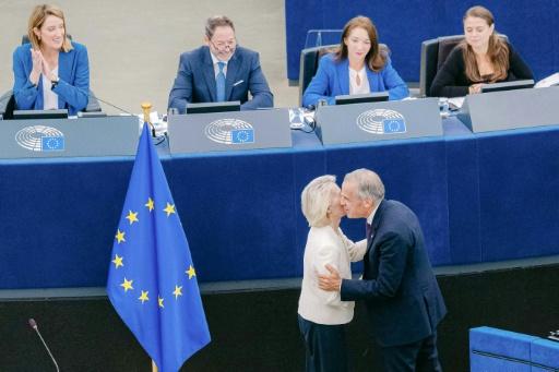 La présidente de la Commission européenne Ursula von der Leyen accueille le Premier ministre canadien Mark Carney, le 16 septembre 2026 au Parlement européen à Strasbourg, dans l'est de la France — Christophe Licoppe / AFP