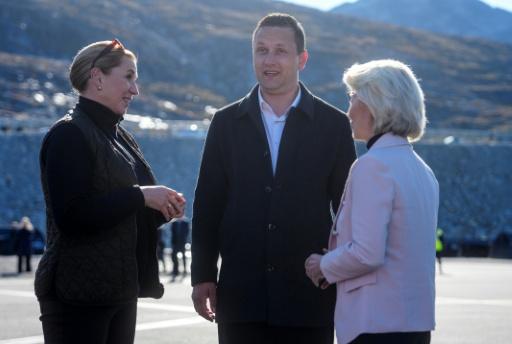 La présidente de la Commission européenne, Ursula von der Leyen (d), accueillie par le Premier ministre groenlandais, Jens-Frederik Nielsen, et la Première ministre danoise, Mett,e Frederiksen à son arrivée à Nuuk, le 6 septembre 2026 — Mads Claus Rasmussen / AFP