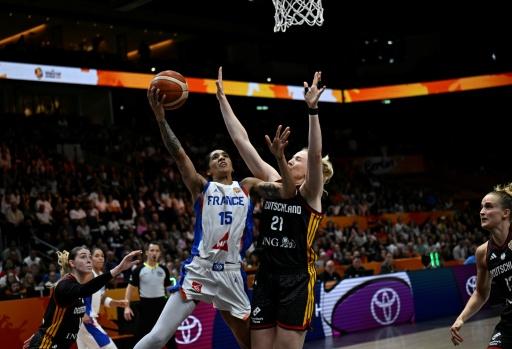La capitaine française Gabby Williams (à gauche) et l'allemande Marie Guelich (à droite) en demi-finale de la Coupe du monde de basket, à Berlin, le 12 septembre 2026 — Tobias SCHWARZ / AFP