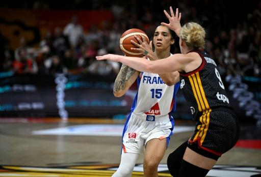 La capitaine française Gabby Williams (à gauche) en demi-finale de la Coupe du monde de basket contre l'Allemagne, à Berlin, le 12 septembre 2026 — Tobias SCHWARZ / AFP