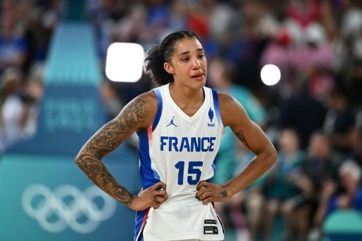 Gabby Williams, en larmes après la défaite en finale des Jeux olympiques à Paris contre les Etats-Unis, le 11 août 2024 — Aris MESSINIS / AFP