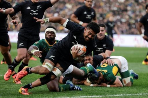 Le troisième ligne des All Blacks Ardie Savea marque un essai contre l'Afrique du Sud samedi lors du test match à Soweto. — GIANLUIGI GUERCIA / AFP