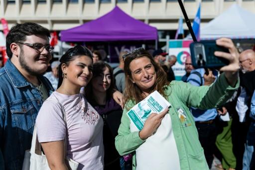 Marine Tondelier (d), cheffe de file des Ecologistes, fait un selfie avec des visiteurs à la braderie de Lille, le 5 septembre 2026 dans le Nord — Sameer Al-DOUMY / AFP