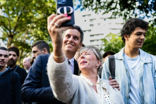 Gabriel Attal, secrétaire général de Renaissance et candidat à la présidentielle de 2027, fait un selfie avec une personne venue le saluer lors d'une visite à la braderie de Lille, le 5 septembre 2026 — Sameer Al-DOUMY / AFP