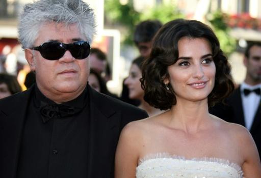 El director española Pedro Almodóvar y la actriz Penélope Cruz posa en Cannes para el estreno de "Volver", el 19 de mayo de 2006 — PASCAL GUYOT / AFP