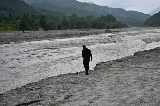 Un habitant au bord d'une rivière en crue à Devighat, dans le district de Nuwakot, le 7 septembre 2026 au Népal — Pedro PARDO / AFP