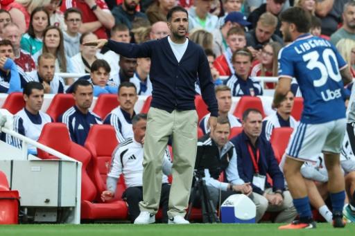 Cesc Fábregas dirigiendo al Como durante un amistoso de pretemporada ante el Liverpool. En el estadio de Anfield de Liverpool (noroeste de Inglaterra), el 16 de agosto de 2026 — Darren Staples / AFP