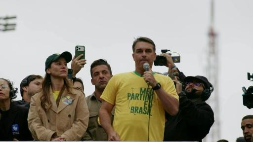 Flávio Bolsonaro reúne milhares de apoiadores em ato na Paulista