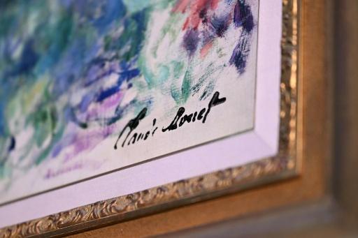 Cette photographie montre la signature du peintre français Claude Monet sur sa toile "La maison à travers les roses", lors d'une présentation à Paris, le 17 septembre 2026 — LOU BENOIST / AFP