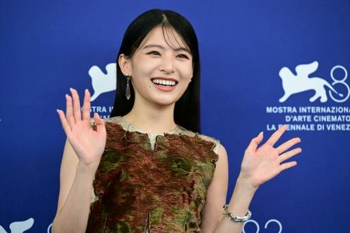L'actrice Natsuki Deguchi lors du photocall pour le film "Look Back" présenté en compétition à la 93e Mostra de Venise, le 7 septembre 2026 — Stefano Rellandini / AFP
