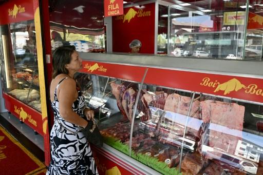 Cliente em um açougue de Brasília, em 3 de setembro de 2026 — Evaristo Sa / AFP