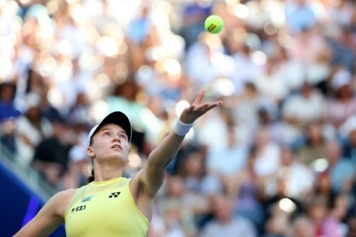 Elena Rybakina no serviço durante a vitória sobre Naomi Osaka nas oitavas de final do US Open — Sarah Stier