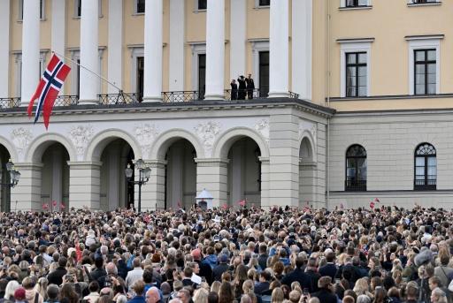 La reina Sonia y los reyes Haakon VIII y Mette-Marit de Noruega agradecen al pueblo su apoyo tras la muerte del rey Harald V, desde el balcón del Palacio Real, en Oslo, el 9 de septiembre de 2026 — Jonathan Nackstrand / AFP