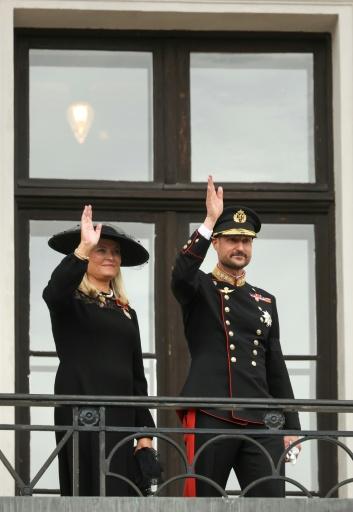 Los reyes Haakon VIII y Mette-Marit de Noruega saludan desde el balcón del Palacio Real, en Oslo, el 9 de septiembre de 2026, tras el entierro del rey Harald V en el Castillo de Akershus — Odd Andersen / AFP