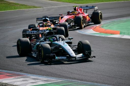 El piloto italiano de Mercedes  Kimi Antonelli, rueda por delante del australiano Oscar Piastri (McLaren) y el británico lewis Hamilton (Mercedes), durante el Gran Premio de Italia de Fórmula 1, en el circuito de Monza (noreste) el 6 de septiembre de 2026 — Andrej ISAKOVIC / AFP