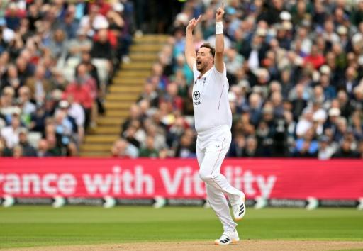 Pakistan collapse to 133 all out against England in 3rd Test