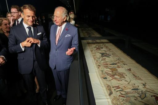 Le roi Charles III (D) et le président français Emmanuel Macron (G) devant la tapisserie de Bayeux au British Museum de Londres, le 2 septembre 2026 — Ludovic MARIN / AFP