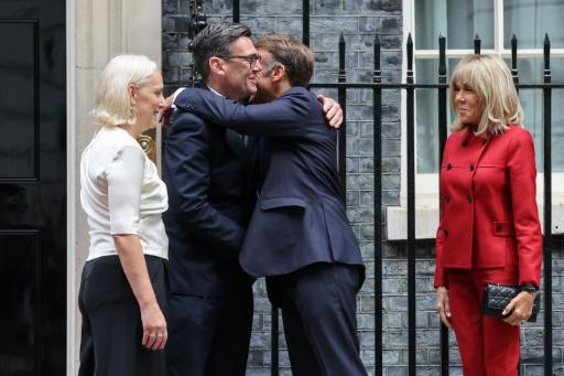 Emmanuel Macron et Andy Burnham s'embrassent devant le 10, Downing Street à Londres sous le regard de leurs épouses, le 3 septembre 2026 — Ludovic MARIN / AFP