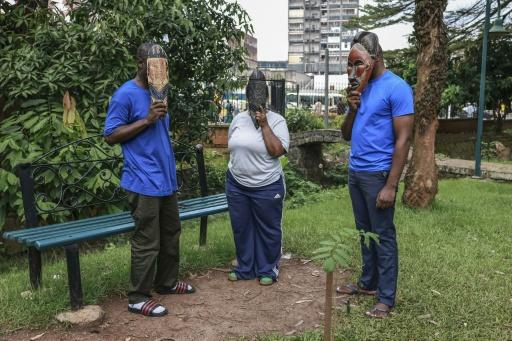 Cette femme et ces deux hommes ont été expulsés des Etats-Unis vers le Cameroun, où ils n'ont aucune attache. Le 9 septembre 2026 à Yaoundé — - / AFP