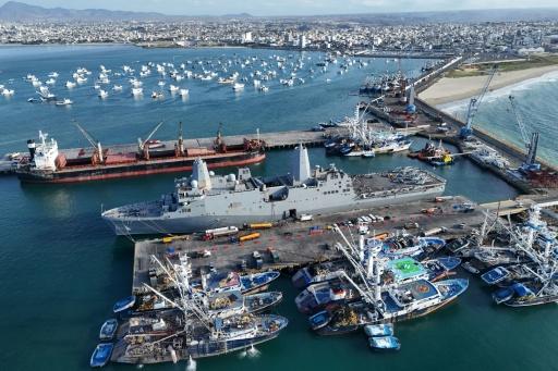 Vue aérienne du navire de l'US Navy USS San Antonio à Manta, en Équateur, le 25 août 2026 alors que le gouvernement américain renforce son soutien à l'Équateur dans la lutte contre les groupes de criminalité organisée — Ariel Ochoa / AFP