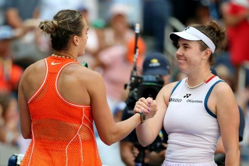 Linda Noskova (derecha) felicita a Aryna Sabalenka tras su derrota en cuartos del US Open el 8 de septiembre de 2026 — AL BELLO