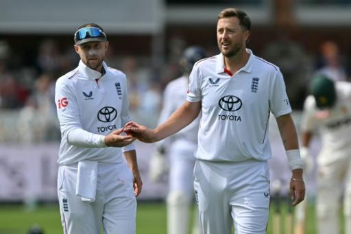 England captain Joe Root in the field with player-of-the match Ollie Robinson during the second Test against Pakistan at Lord's — Glyn KIRK / AFP