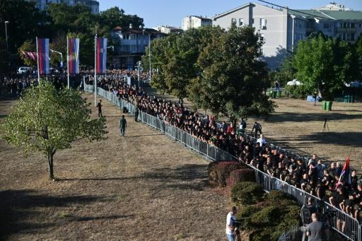 Des personnes en deuil font la queue  pour participer à un hommage public, le jour de la cérémonie funéraire de l'ancien chef militaire serbe de Bosnie Ratko Mladić, à l'église Saint-Luka de Belgrade, le 7 septembre 2026 en Serbie — OLIVER BUNIC / AFP